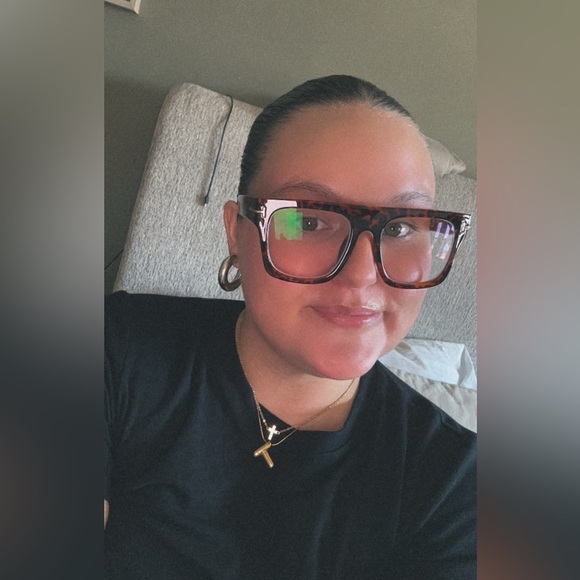 Meet your Posher, Torri - Picture 1 of 2